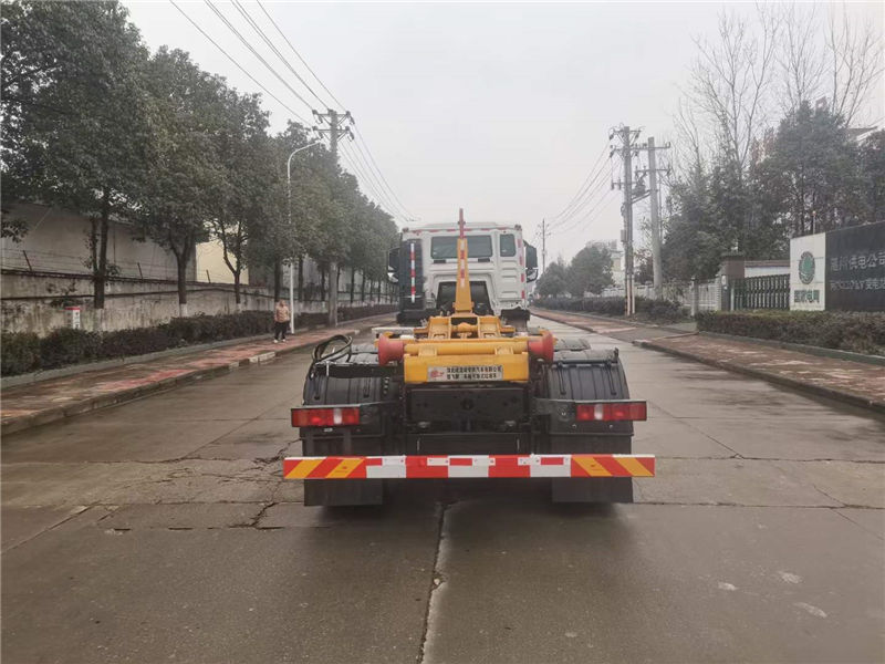 重汽汕德卡前四后八勾臂式垃圾车
