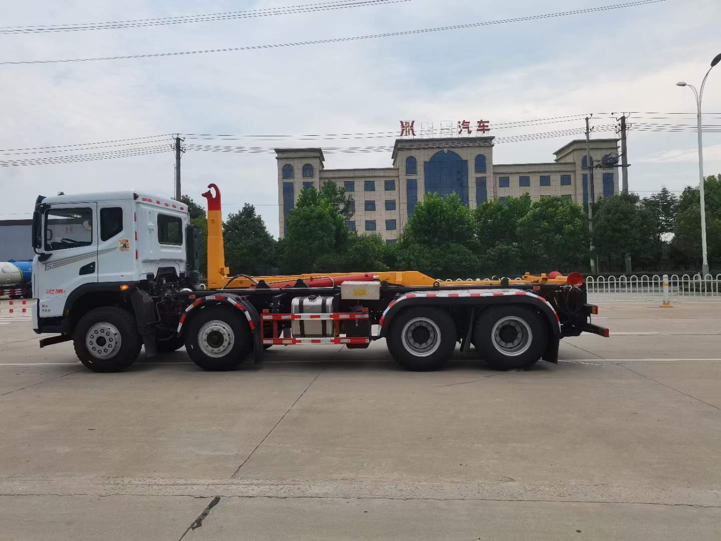 东风华神T5前四后八勾臂垃圾车