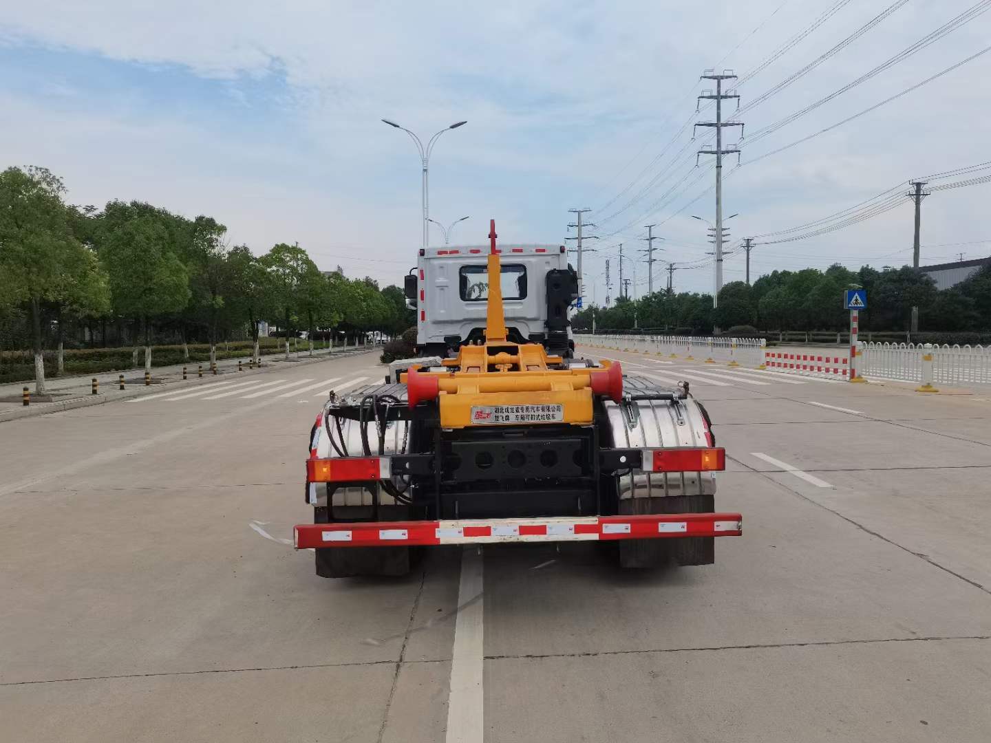 东风华神T5前四后八勾臂垃圾车