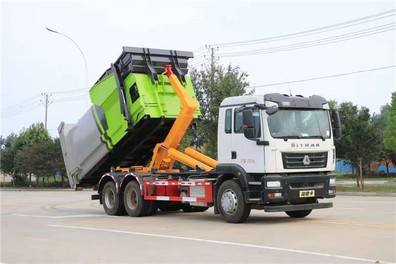 重汽汕德卡后八轮勾臂式垃圾车