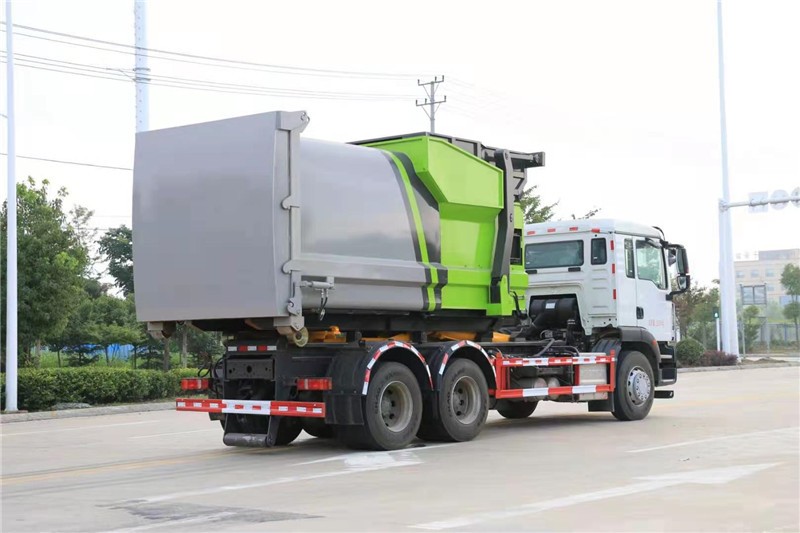 重汽汕德卡后八轮勾臂式垃圾车