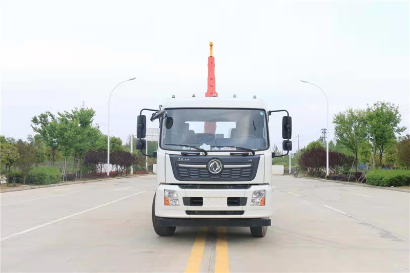 东风天锦勾臂式垃圾车